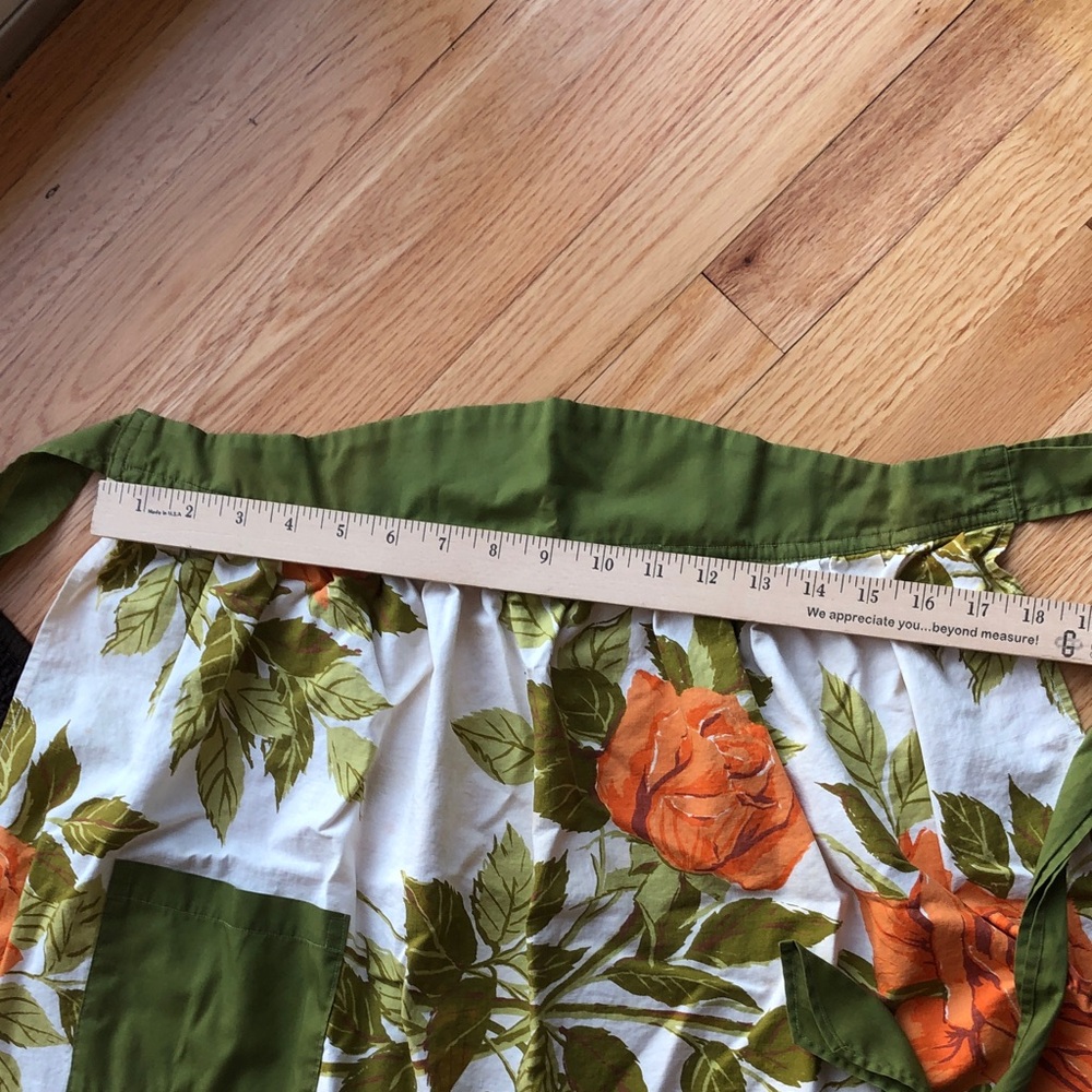 Vintage Floral Half Apron with Olive Trim 1950’s - Picture 3 of 4